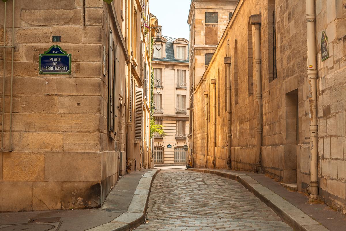 Una calle de la parte antigua de París.