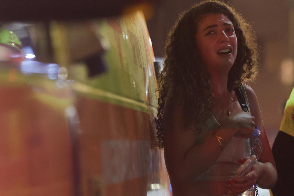 Una mujer, atendida por los servicios de emergencia tras la explosión en Tel Aviv.