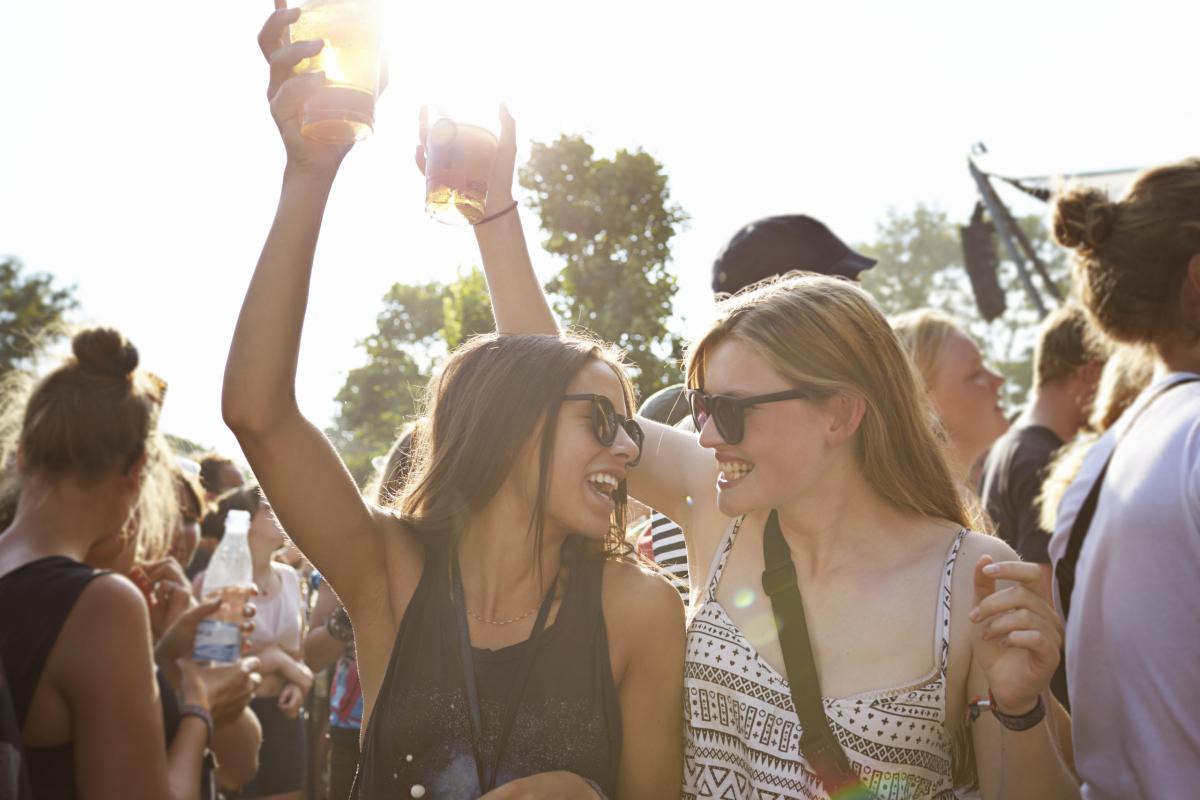 Dos jóvenes en un festival.