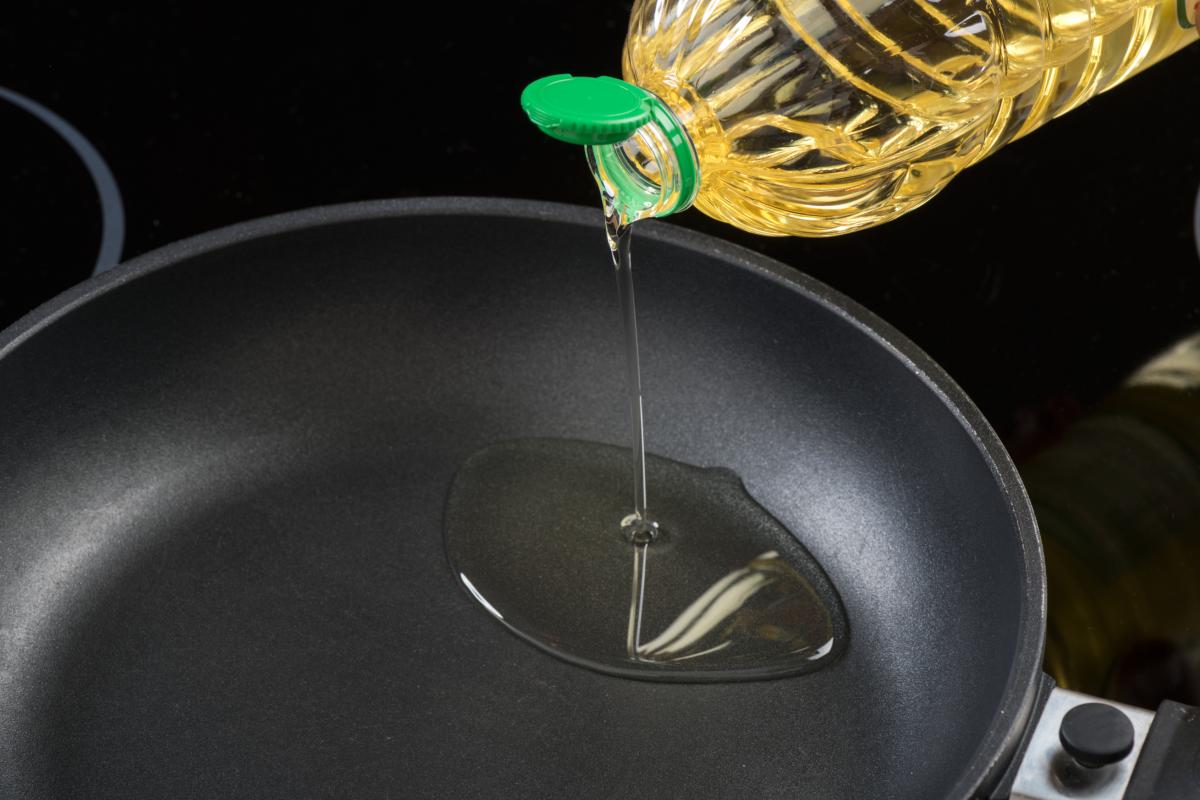 Echando aceite en una sartén.