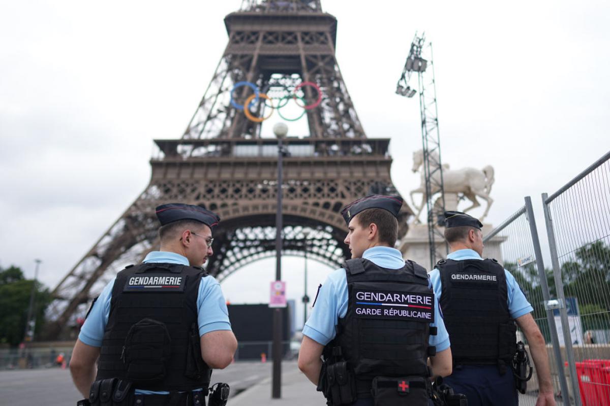 Agentes de la Gendarmería francesa patrullan el entorno de la Torre Eiffel, en París.