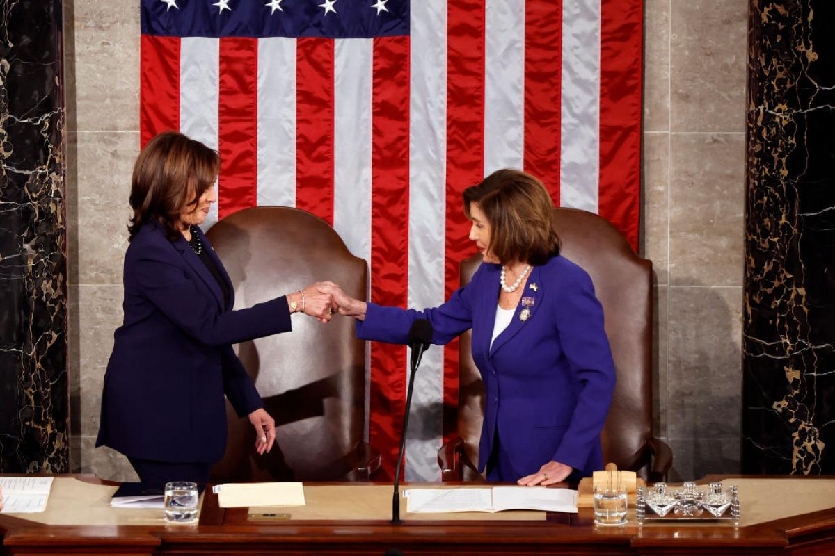 Harris (izda.) y Pelosi, juntas en una sesión en la Cámara de Representantes en 2022