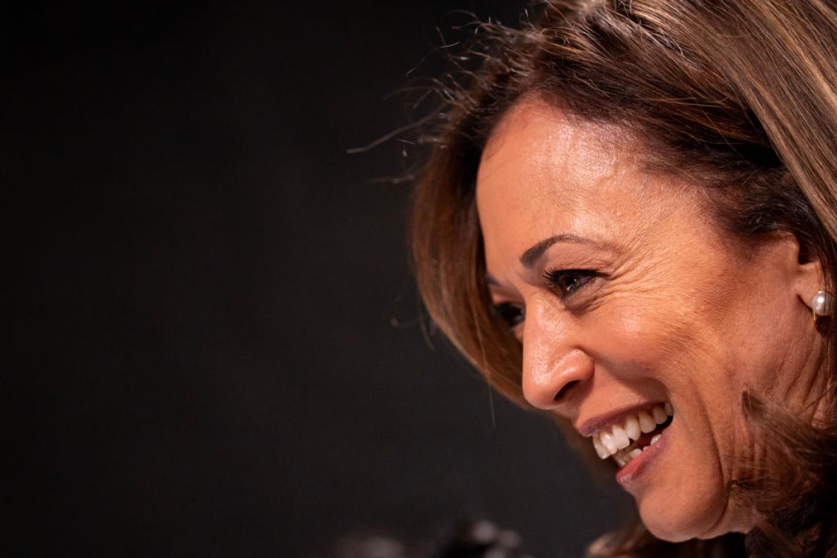 Kamala Harris, sonriente en un acto