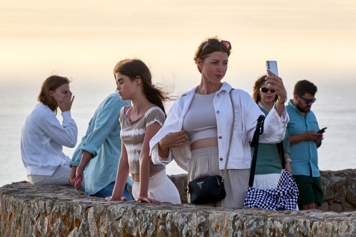 Los turistas contemplan la puesta de sol en Cabo da Roca, en Sintra.