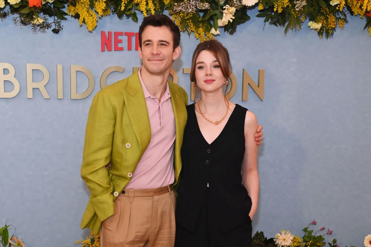 Luke Thompson y Claudia Jessie protagonistas de 'Los Bridgerton'.