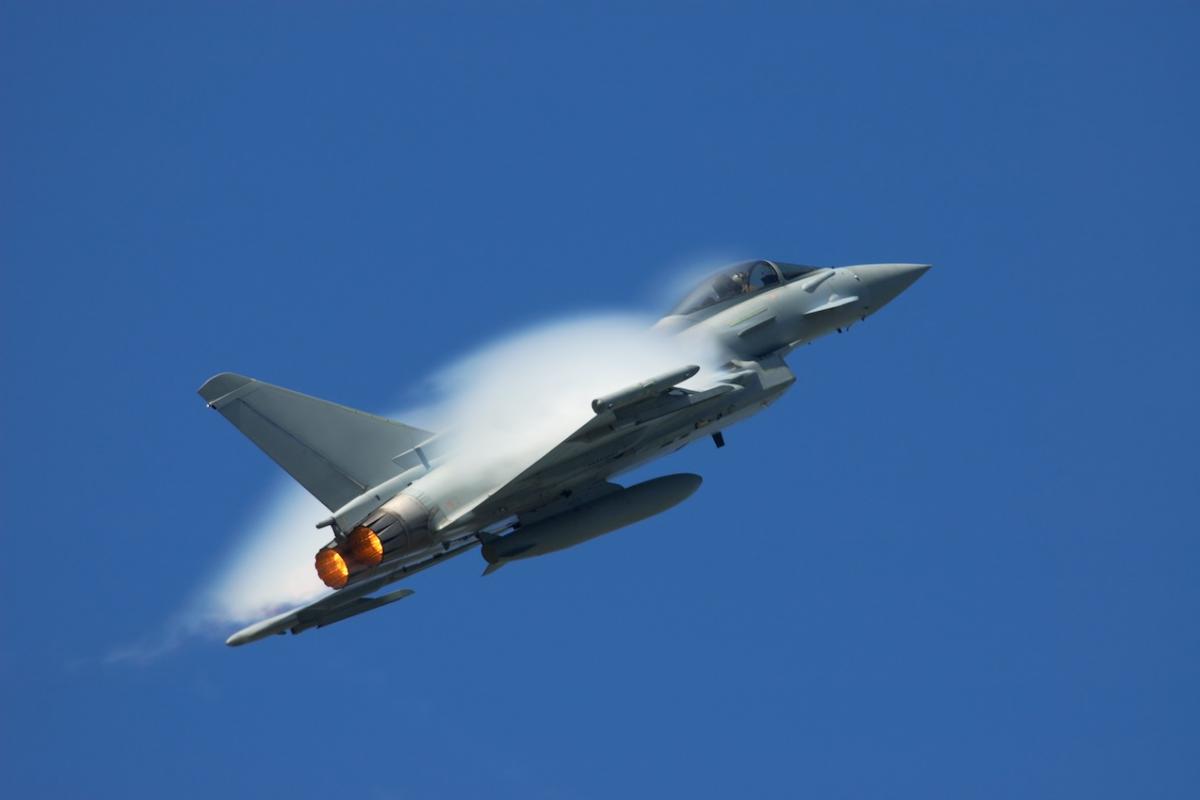 Un Eurofighter Typhoon como el de las Fuerzas Aéreas españolas vuela a gran velocidad.
