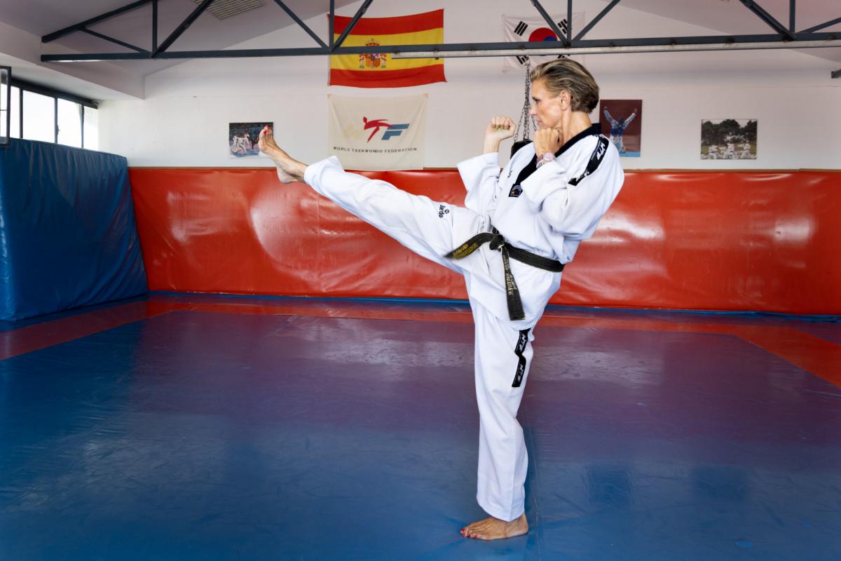 Coral Bistuer, en plena exhibición de movimientos de taekwondo