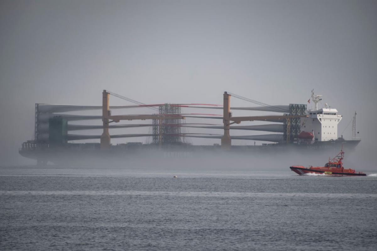 El 'Tony Stark', origen del vertido, fondeado a una milla de la costa de Ceuta.