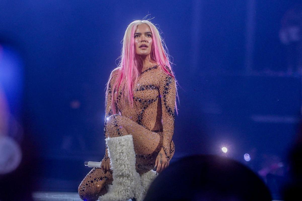 Karol G en un momento de su concierto en el Bernabéu.