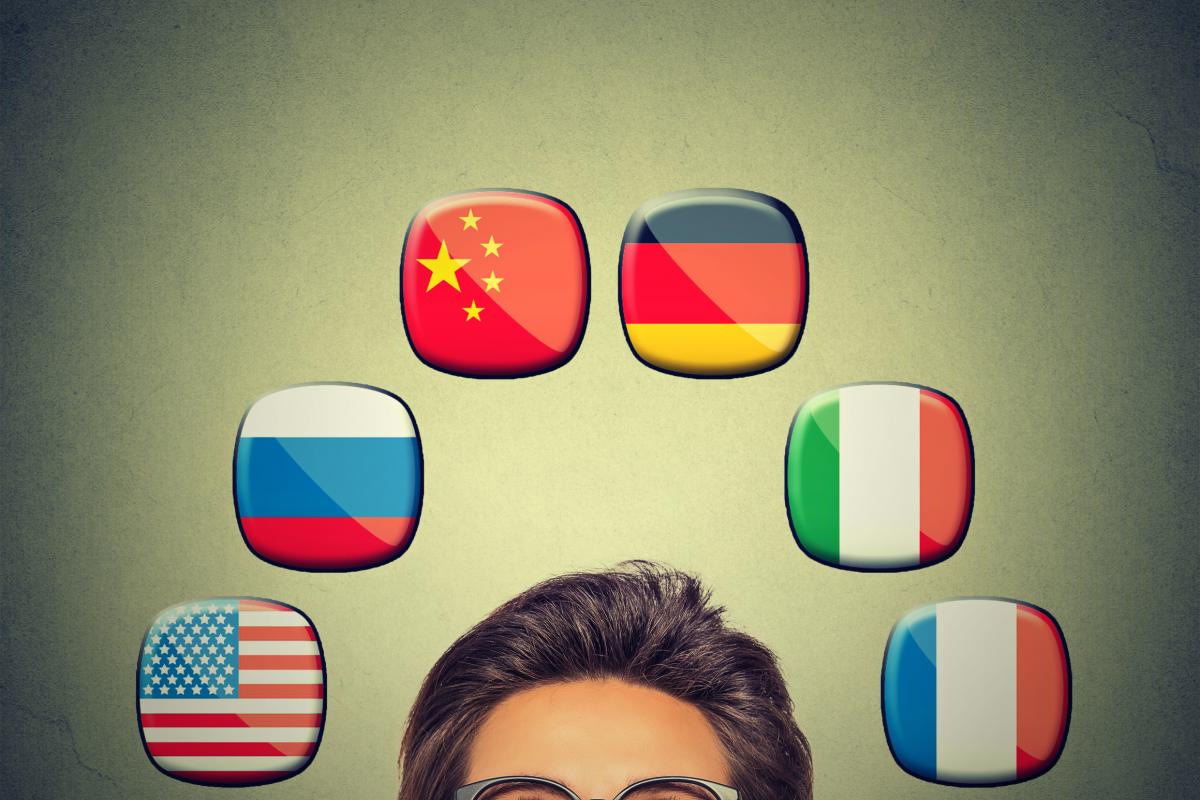 Mujer mirando iconos de banderas sobre la cabeza.