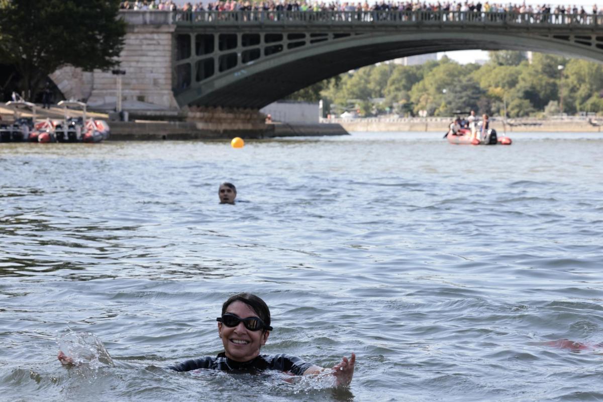 La alcaldesa de París, Anne Hidalgo, cuando se bañó en el río Sena.