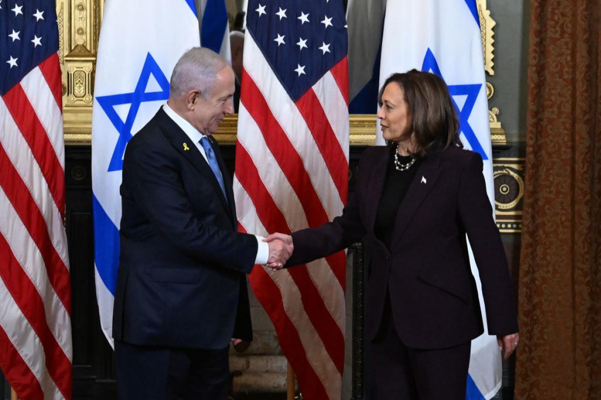 La vicepresidenta de EEUU, Kamala Harris, saluda al Primer Ministro de Israel, Benjamin Netanyahu, de visita en el país.