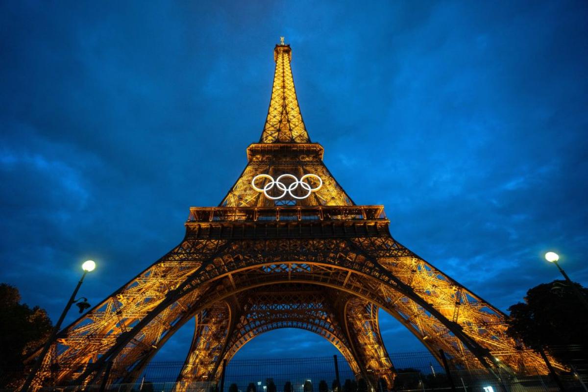 Los aros olímpicos, presidiendo la Torre Eiffel en la noche parisina
