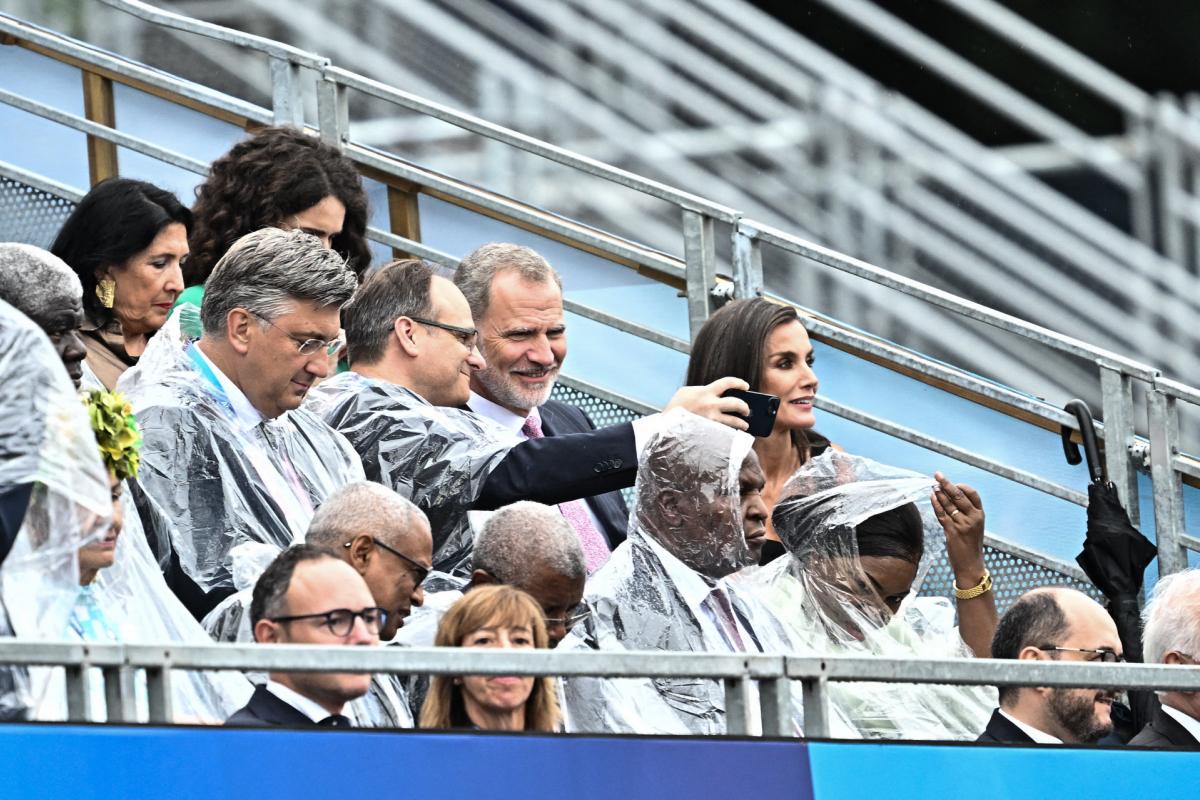 Los reyes en la ceremonia de inauguración de Paris 2024 desde las gradas instaladas en la plaza de Trocadero.