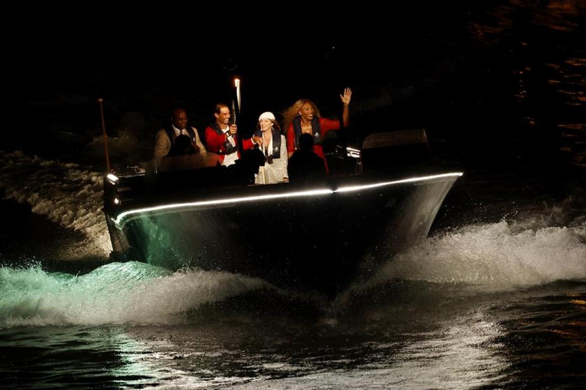 Rafa Nadal, en la barca por el Sena llevando la antorcha olímpica