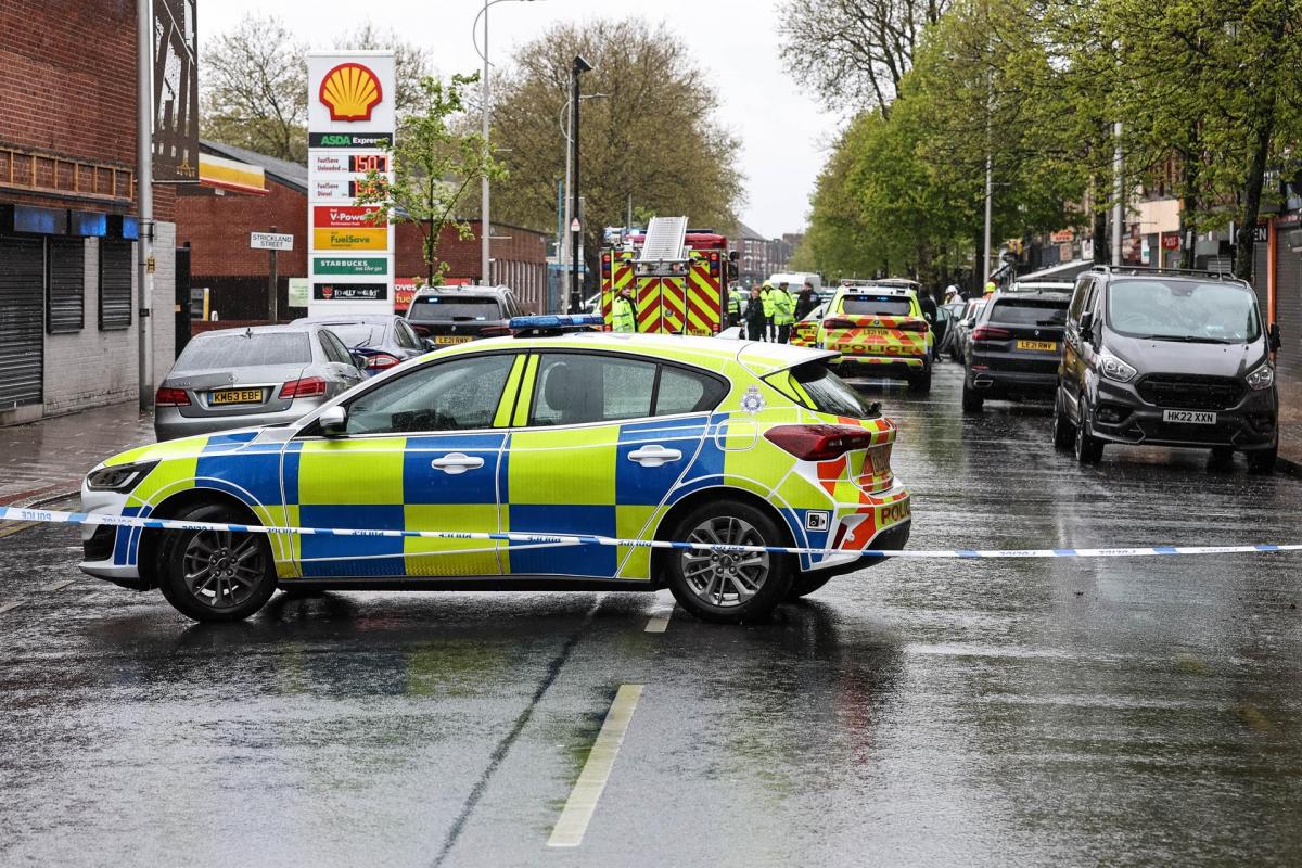 Agentes de Policía y ambulancias atienden un suceso en Reino Unido