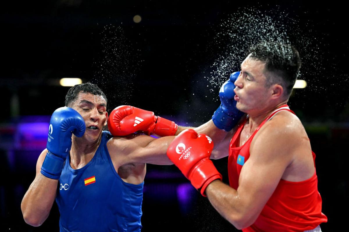 Ayoub Ghadfa impacta una izquierda en el rostro de su rival en octavos