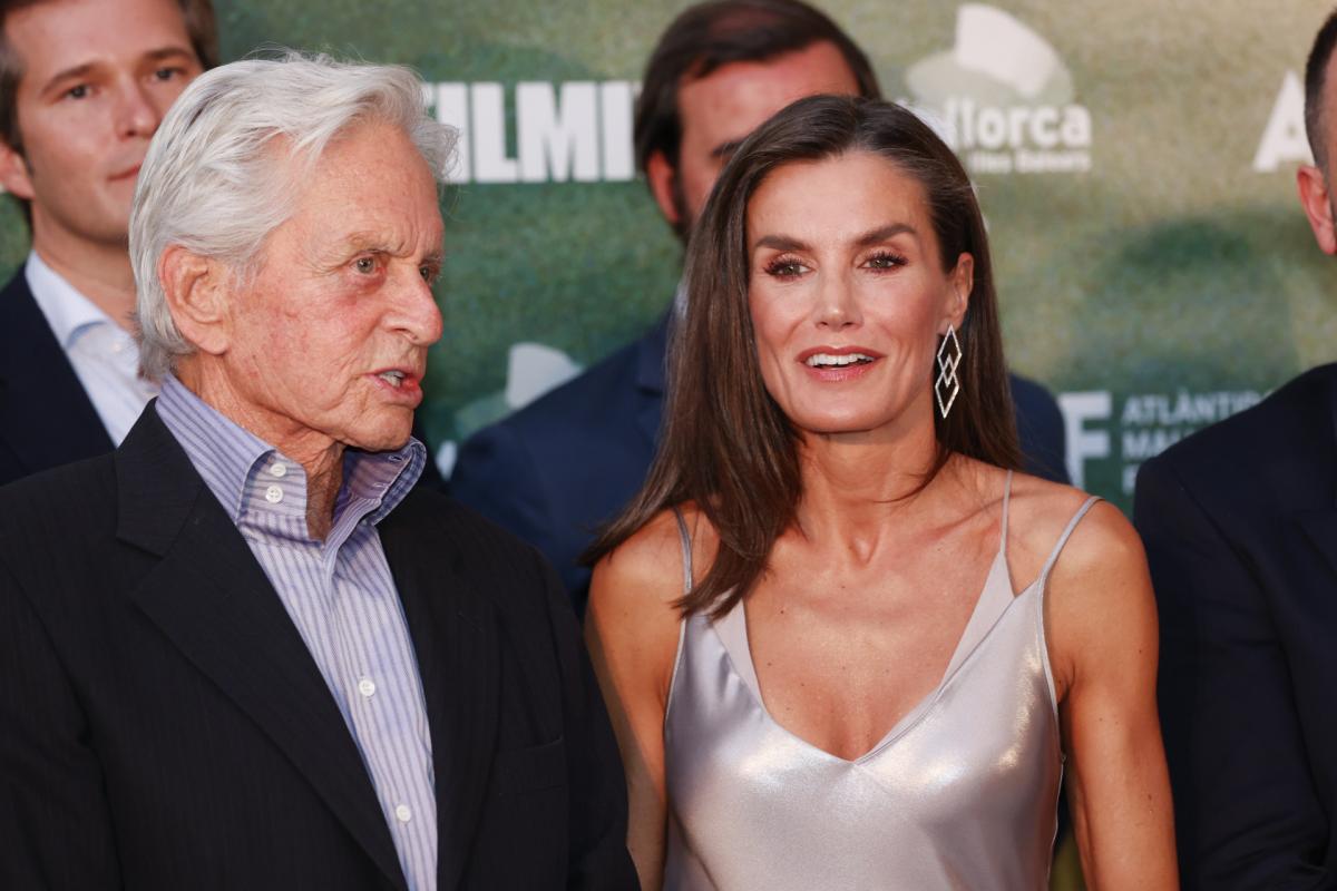 La reina Letizia y el actor Michael Douglas en la ceremonia de clausura del Atlantida Film Festival de Mallorca.