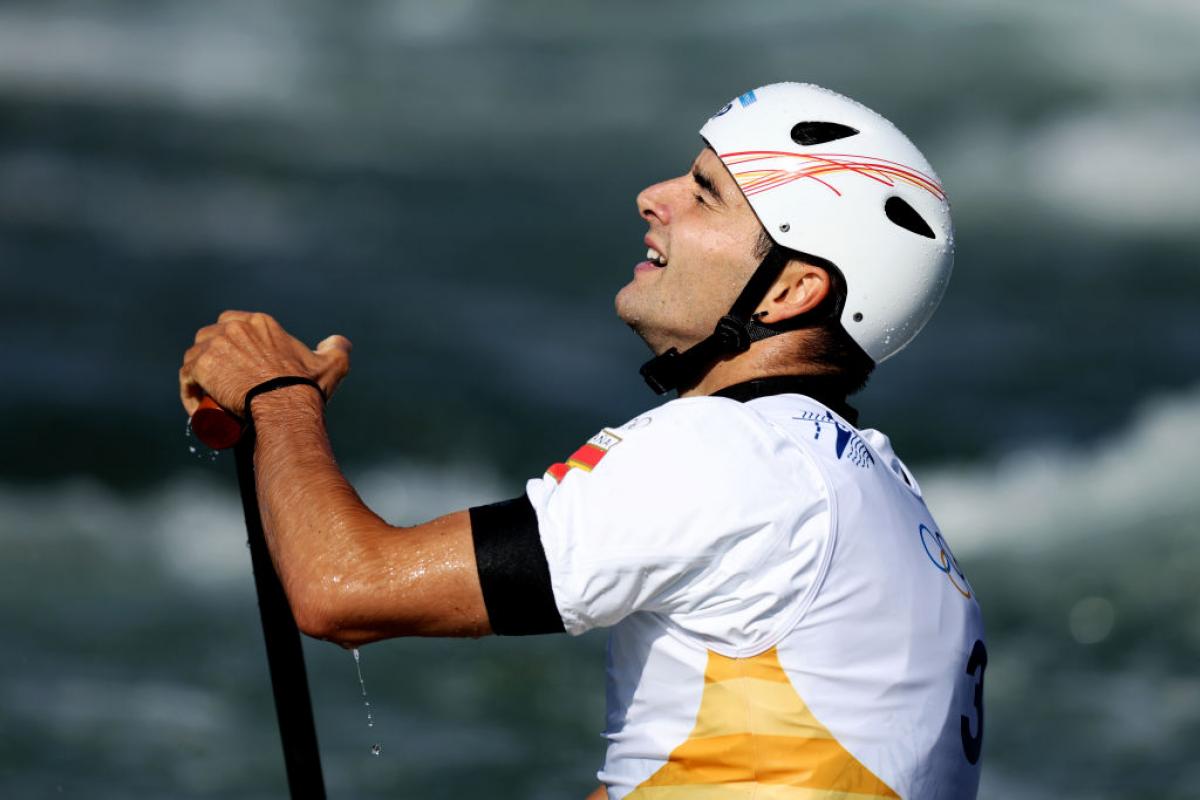 Miquel Travé se lamenta tras concluir su bajada en la final de slalom C1 en París 2024