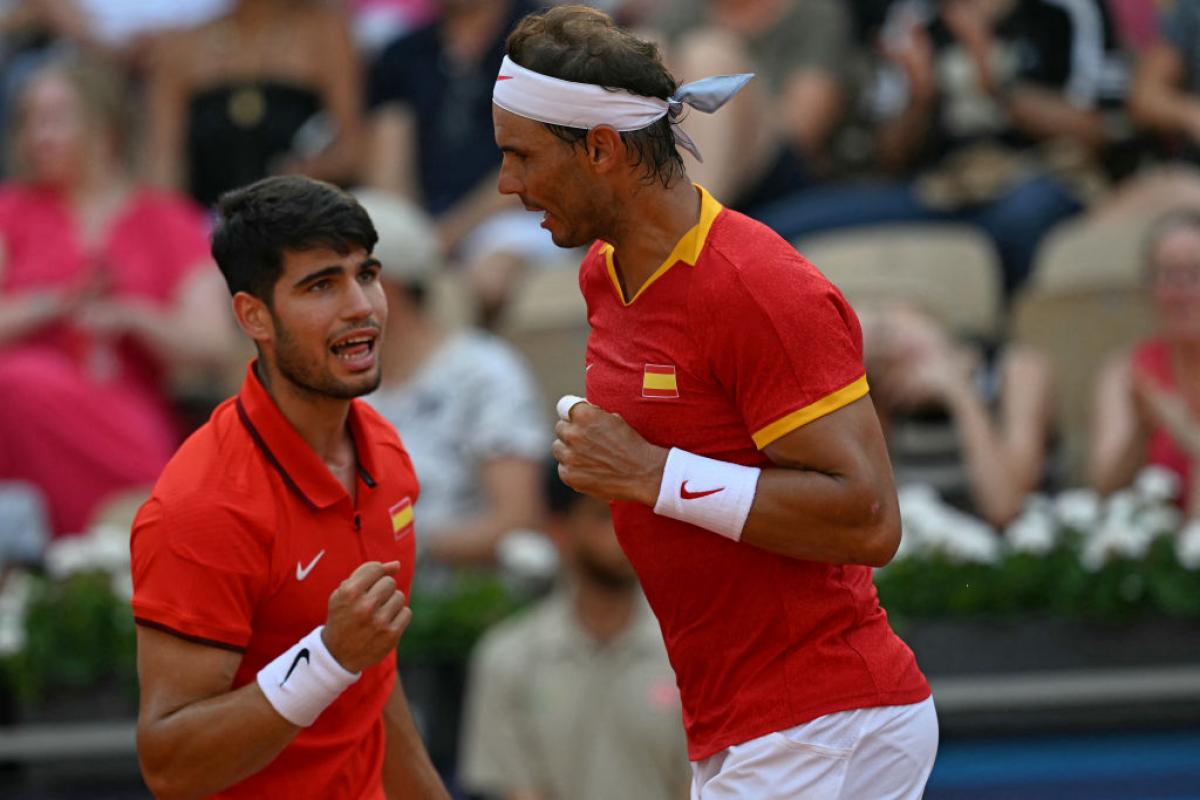 Alcaraz y Nadal celebran un punto ante la pareja holandesa