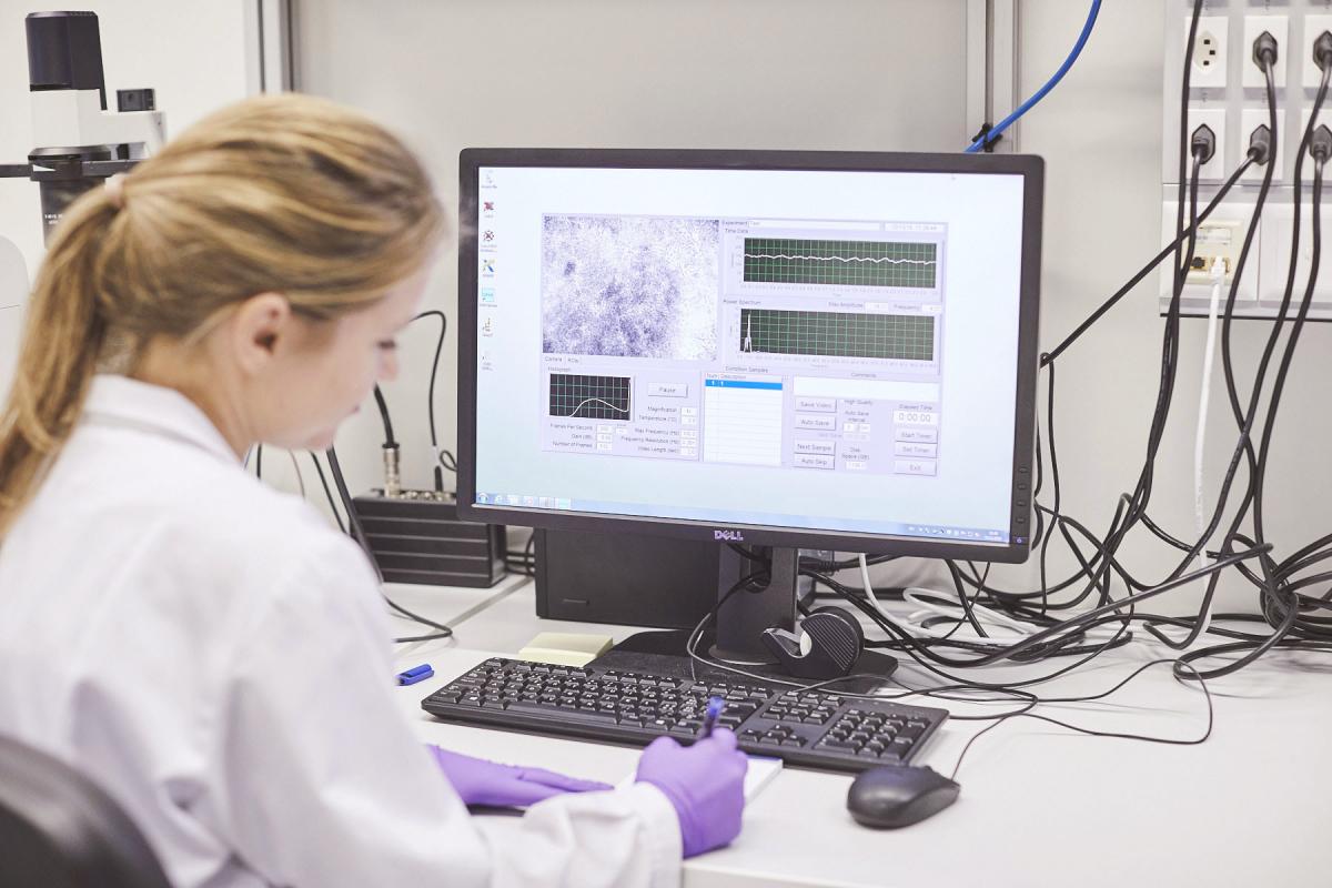 Aunque no están exentas de riesgo y con su uso se inhala nicotina, las alternativas sin humo avaladas por la ciencia son mejor opción para los adultos que siguen fumando.