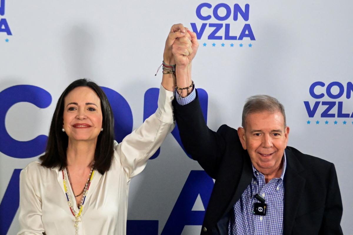 La lideresa inhabilitada de la oposición, María Corina Machado, junto al candidato de la Plataforma Unitaria Democrática de Venezuela.