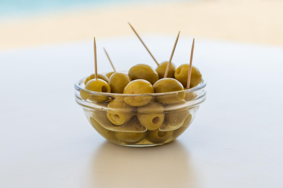 Un cuenco de aceitunas sin hueso.