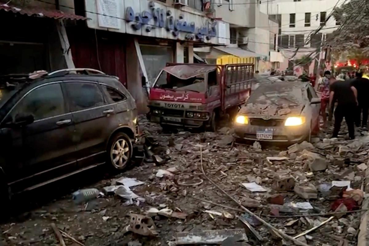 Vehículos dañados en Beirut después del ataque de Israel