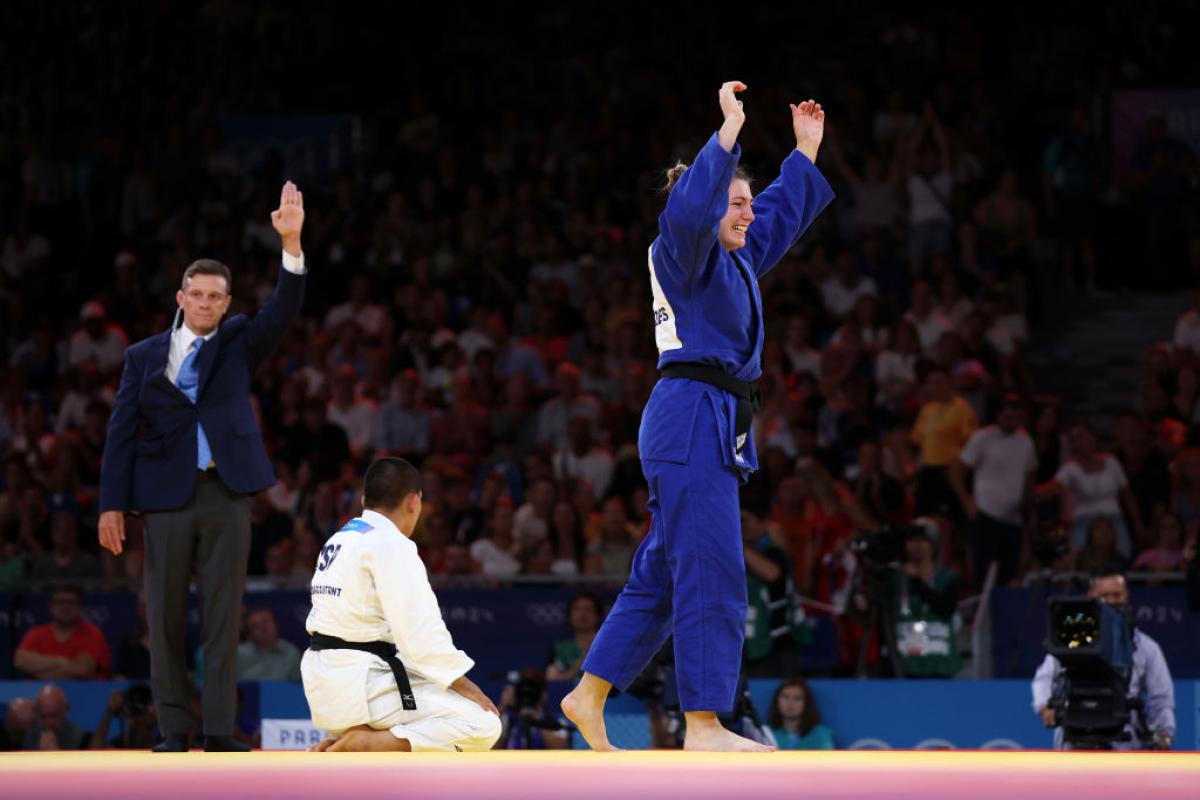 Ai Tsunoda, de blanco, batida en el combate por el bronce por la austriaca Michaela Polleres