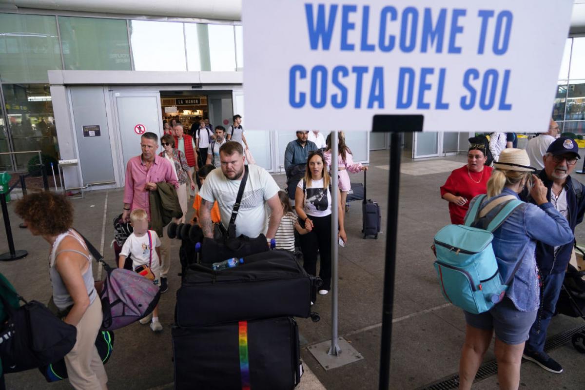 Un grupo de turistas abandona el aeropuerto de Málaga después de aterrizar en Andalucía.