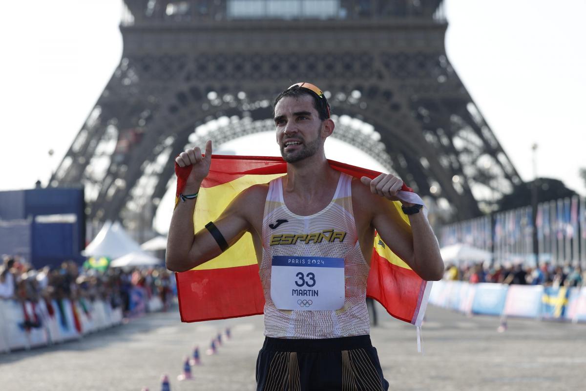 El atleta español Martín Álvaro celebra su medalla de bronce al finalizar la prueba de los 20km marcha .