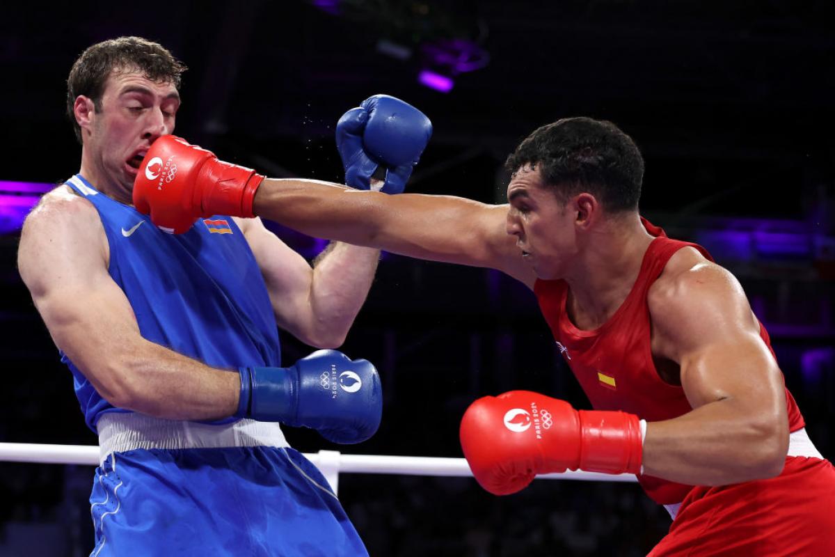 Ayoub Ghadfa impacta un directo de derechas a David Chaloyan en los cuartos de final de +92 kilos