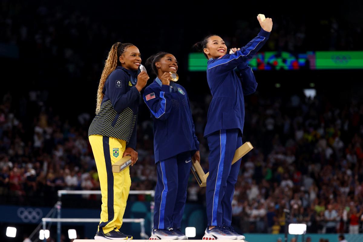 Rebeca Andrade (plata), Simone Biles (oro) y Sunisa Lee (bronce) en el podio de París 2024.