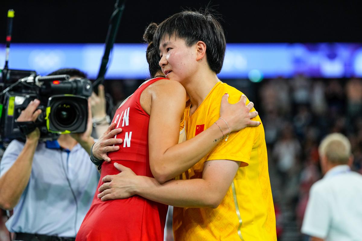 Carolina Marin despidiéndose de Bing Jiao He.