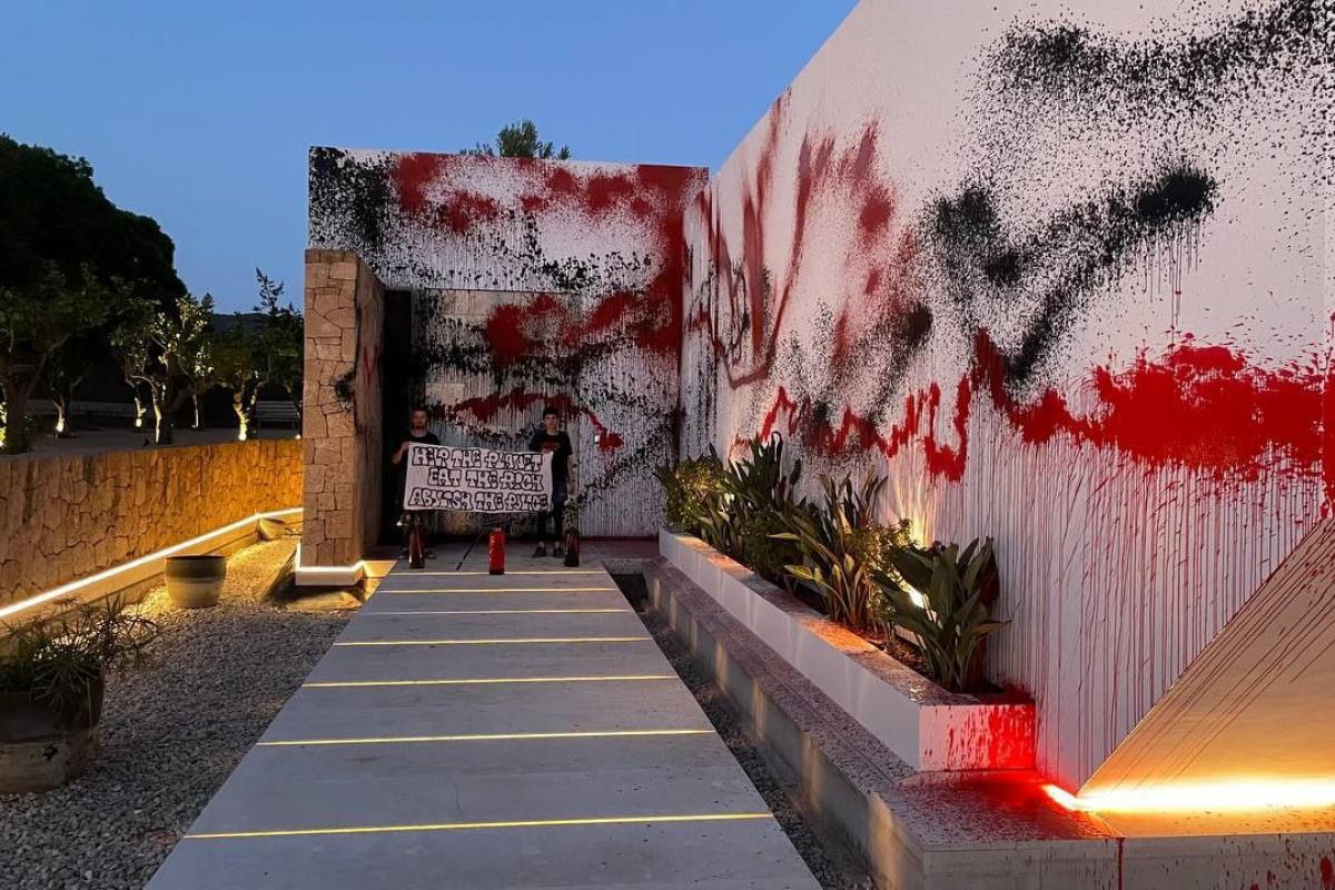 Activistas climáticos Futuro Vegetal vandalizan con pintura roja y negra la fachada de la mansión de Messi en Ibiza.