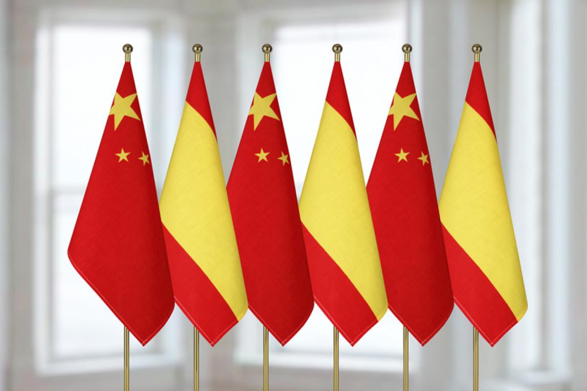 Imagen de archivo de banderas chinas y españolas.