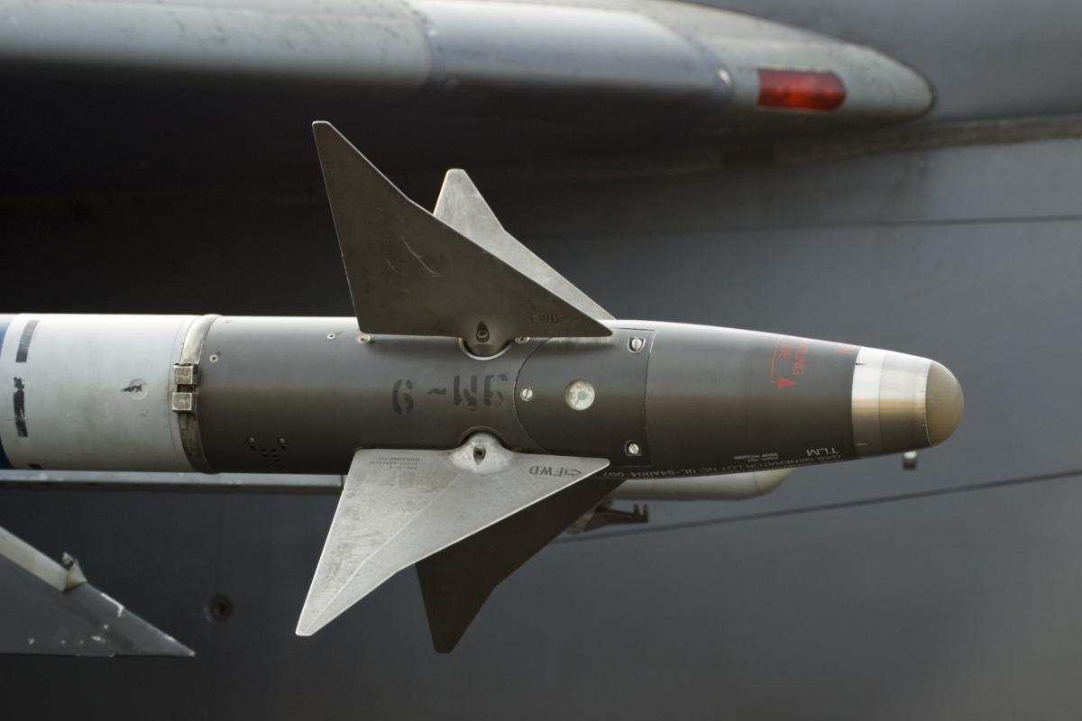 Misiles montados en un avión militar.