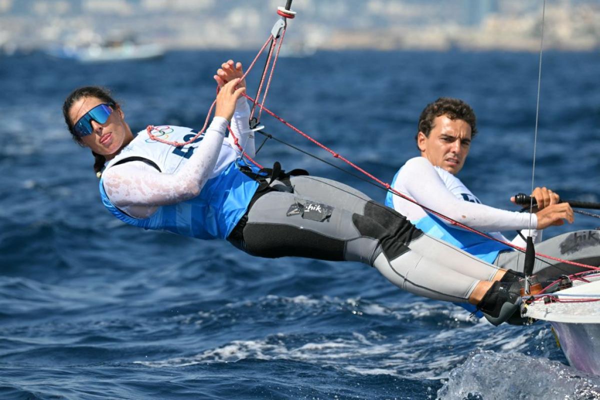 Nora Brugman y Jordi Xammar, sobre su embarcación en el campo de regatas de Marsella