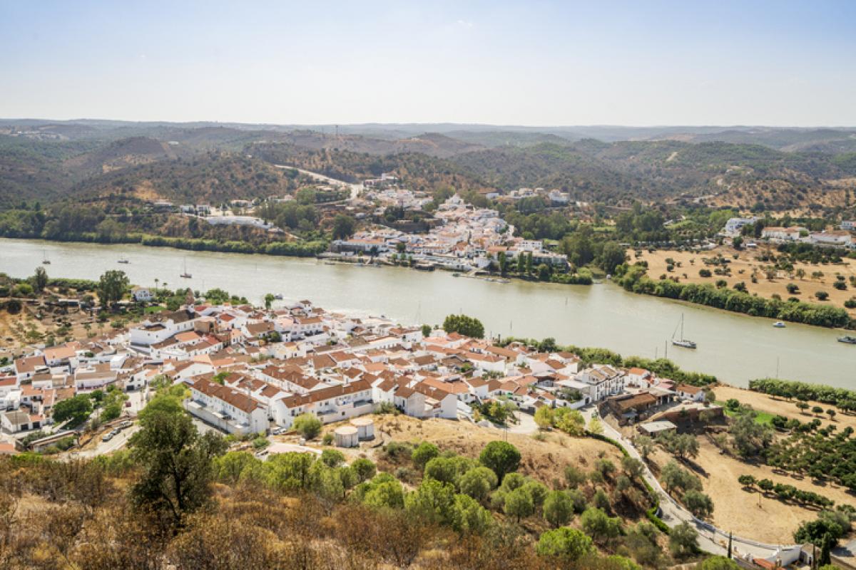 Vista de las localidades de Alcoutim, en Portugal, y de Sanlúcar de Guadiana, en España, en una imagen de archivo.