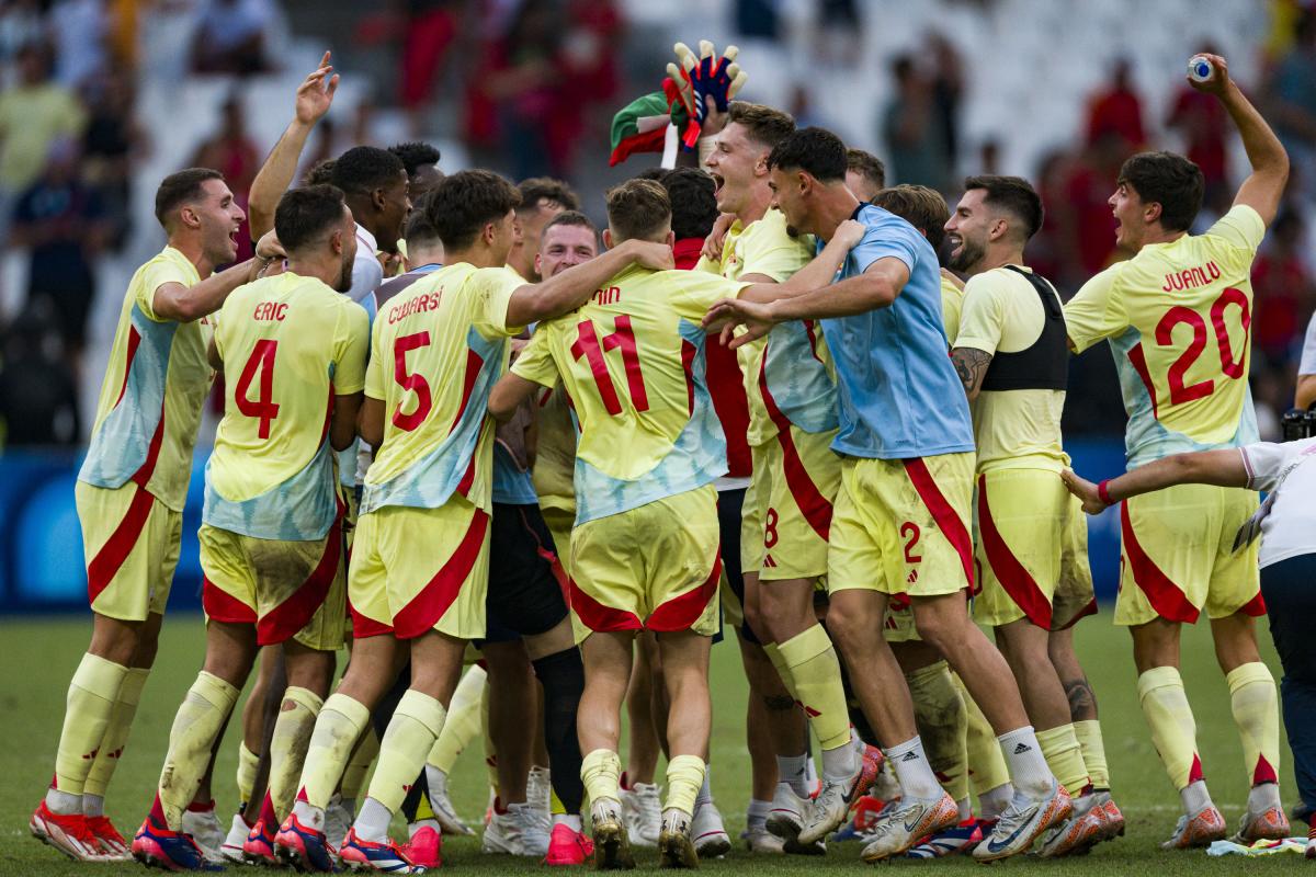 La Selección Española de Fútbol masculino celebrando su pase a la final de los JJOO 2024 tras derrotar a Marruecos.