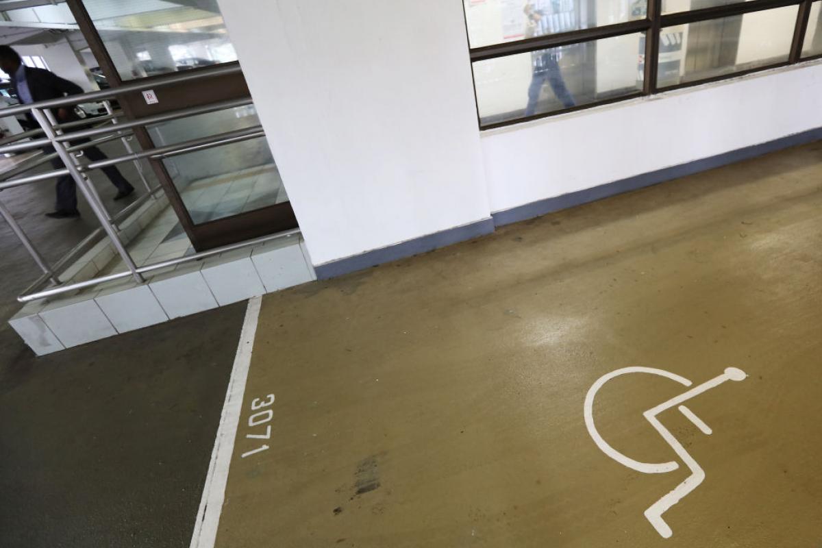 Plaza de aparcamiento para personas con problema de movilidad.