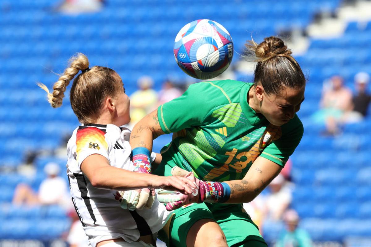 Cata Coll, en el momento de su penalti a Giulia Gwinn