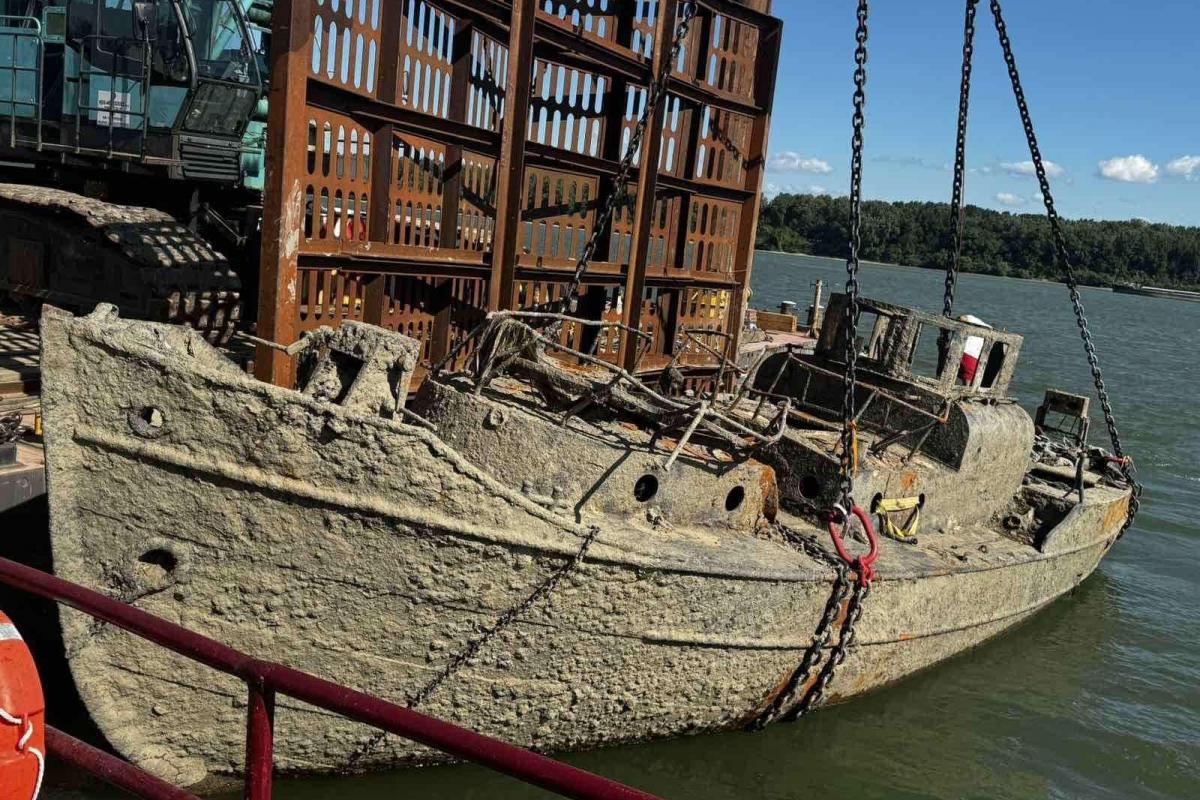 El barco de la Alemania nazi extraído del fondo del río Danubio.