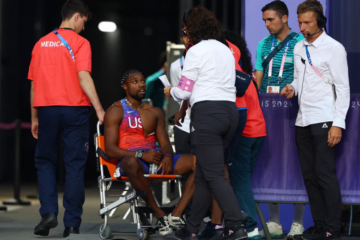 El estadounidense Noah Lyles, en silla de ruedas, reconoce que le afectó haber competido tras haber contraído la covid