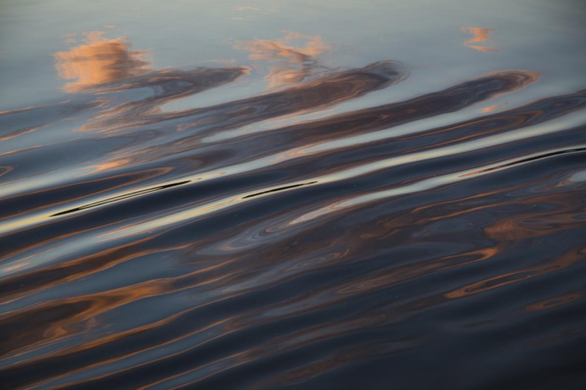 Imagen de archivo de reflejos en el agua de un río.