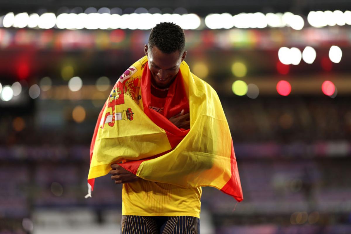 Jordan Díaz, envuelto en la bandera de España tras ganar el oro olímpico en París 2024