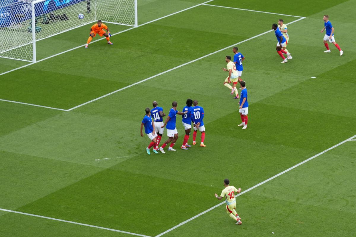 Lanzamiento de falta de Álex Baena para el 1-3