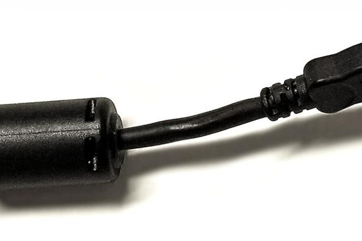 Un cable con núcleo de ferrita