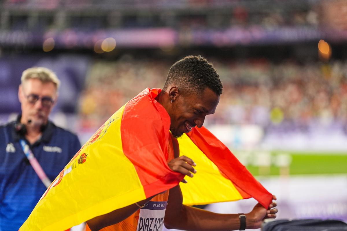 Jordan Díaz tras conquistar el oro en triple salto.