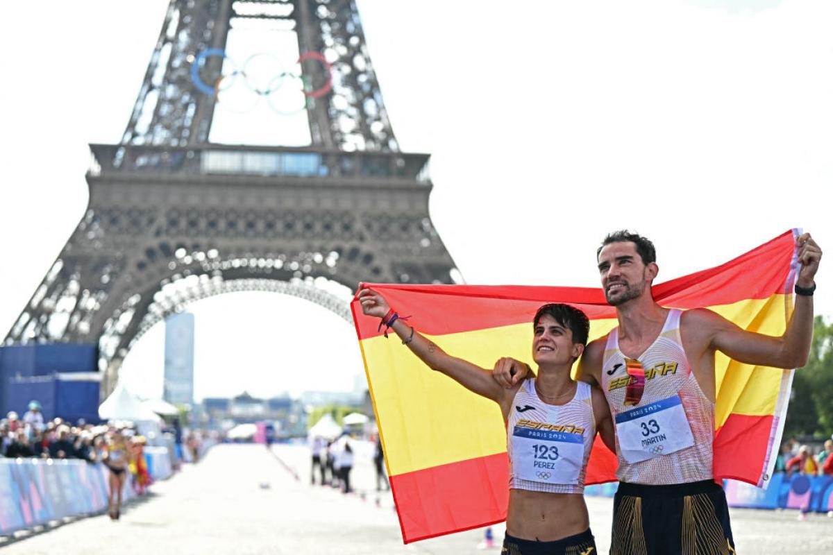 Álvaro Martín y María Pérez celebran su oro ante la Torre Eiffel